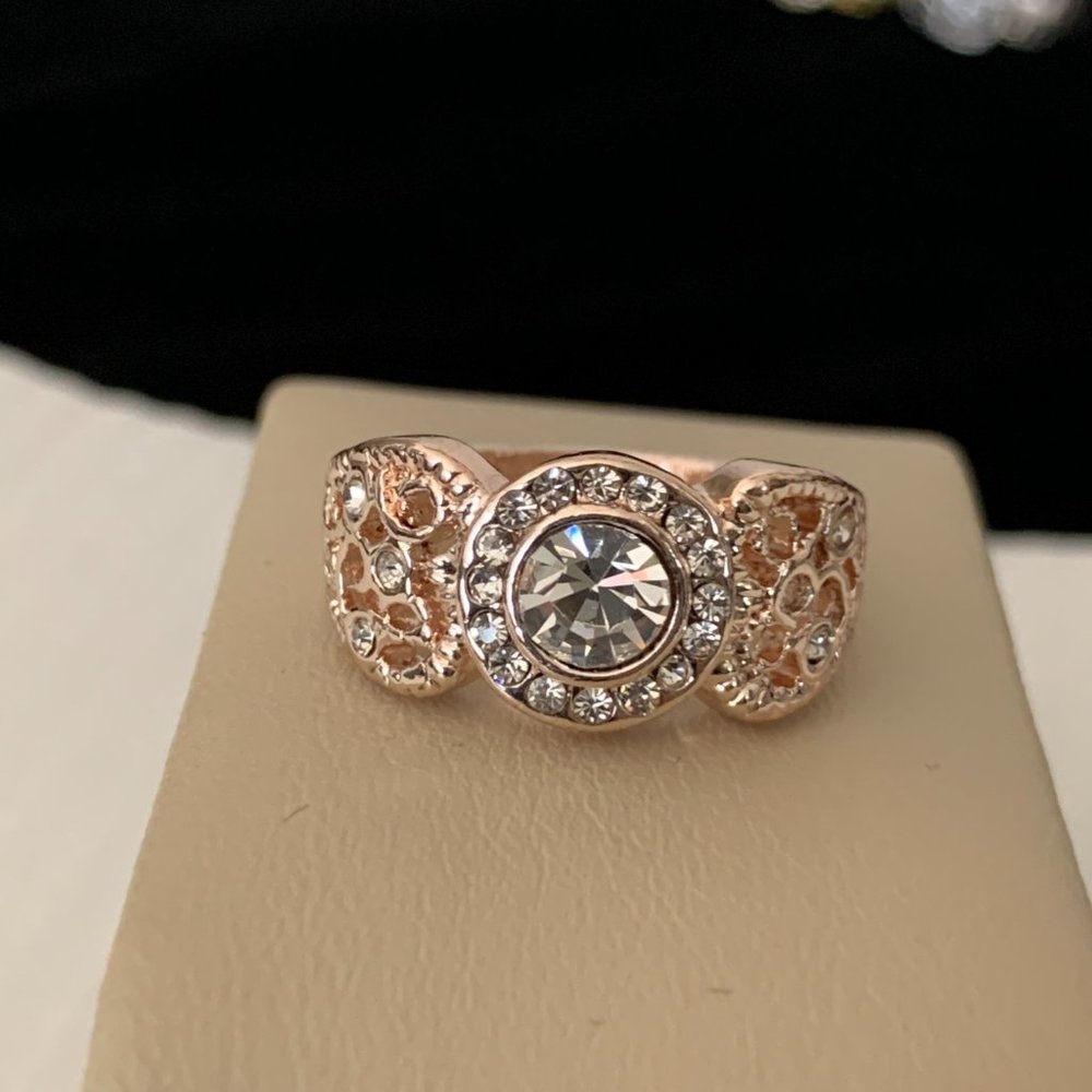 NWOT Size 6.75 Rose Gold Tone Shiny Crystal Ring